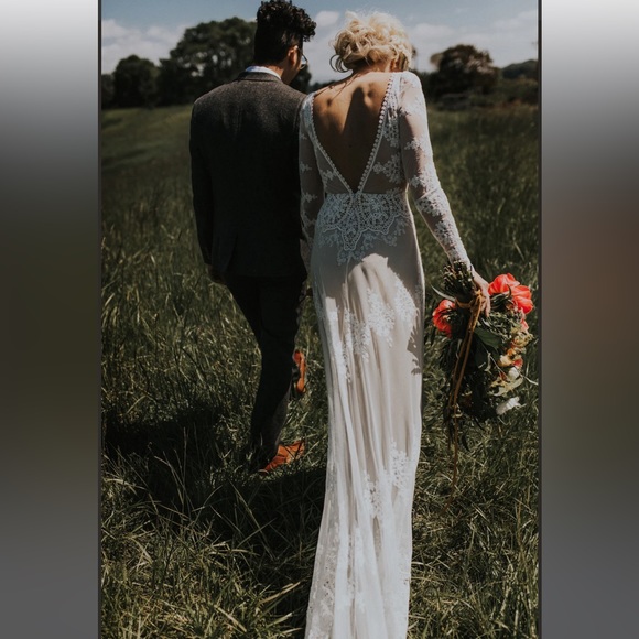 Dreamers and Lovers Lisa Lace Wedding Dress - Picture 7 of 9